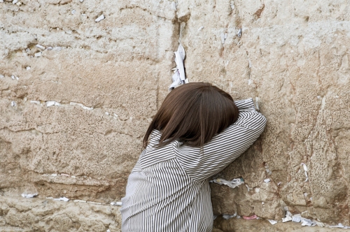 woman-praying-western-wall-jerusalem-2011.jpg